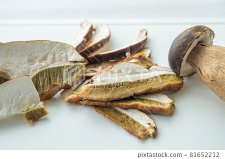 Natural mushrooms 81652212