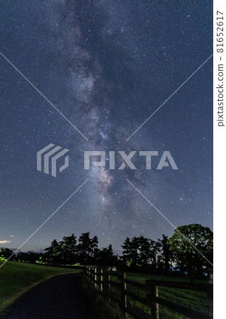 Japan's beautiful Milky Way 81652617