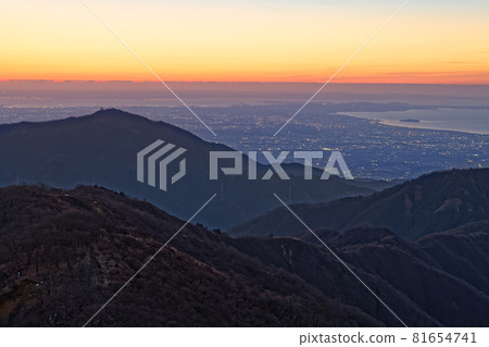 Mt. Oyama and Shonan at dawn seen from the summit of Mt. Tanzawa and Mt. Tono 81654741