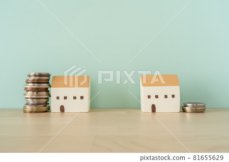 Differences in asset value | House toys and money Differences in asset value | House toys and money 81655629