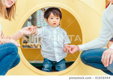 Children and parents playing with playset Children and parents playing with playset 81656444