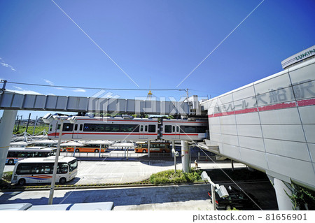 日本鎌倉市景，俯瞰湘南單軌電車大船站等（車站名稱字母隨著時間的推移而褪色） 81656901