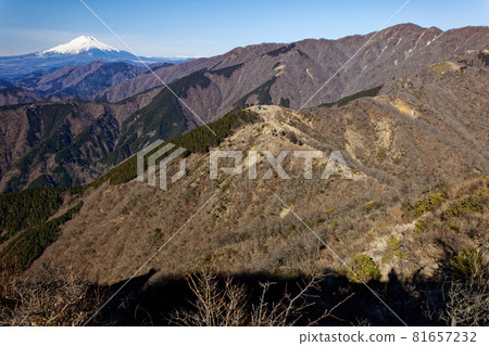 Mt. Fuji and Tanzawa Omote Ridge seen from Sannoto in winter Mt. Fuji and Tanzawa Omote Ridge seen from Sannoto in winter 81657232