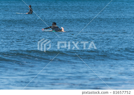 [Surfers waiting for the waves] 81657752