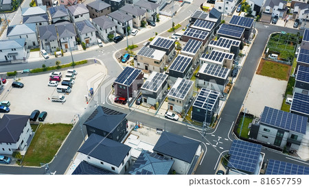 安裝太陽能電池板的住宅區鳥瞰圖 安裝太陽能電池板的住宅區鳥瞰圖 81657759