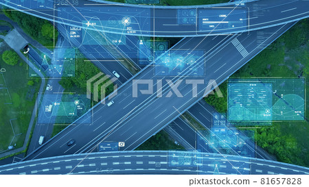 在高速公路上行駛的汽車和信息技術的圖像 ITS ICT 81657828