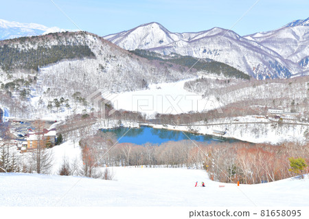 從志賀高原太陽谷滑雪場（長野縣山之內町）看丸池和琵琶池的景色 [2021.3] 81658095