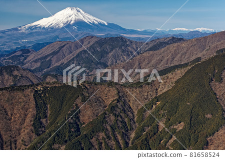Mt. Fuji and the Southern Alps seen from Tanzawa Omotesone and Sanno Tower 81658524