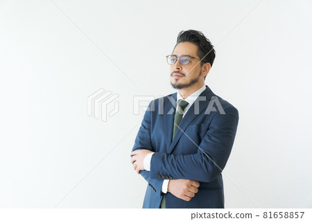 30 多歲的中東商人 81658857