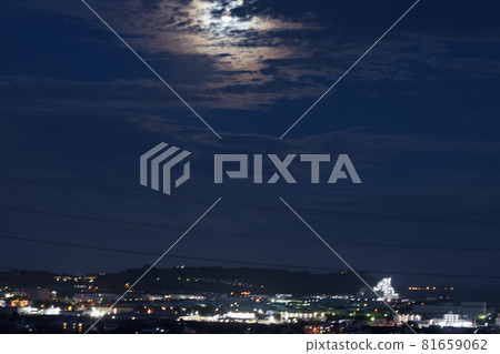 The moon that illuminates the cityscape 81659062