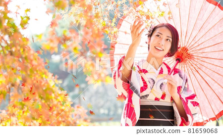 Women in kimono autumn leaves Women in kimono autumn leaves 81659068