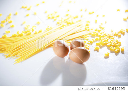 義大利麵、通心粉和雞蛋 義大利麵、通心粉和雞蛋 81659295