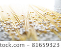 小麥和麵食在燈光下閃閃發光 81659323