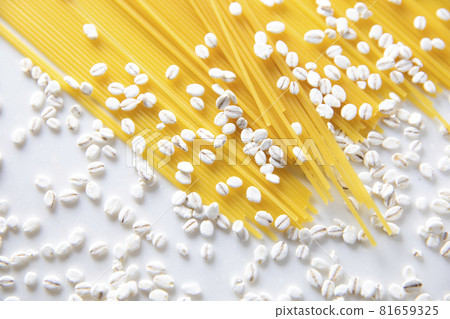 小麥和麵食在燈光下閃閃發光 小麥和麵食在燈光下閃閃發光 81659325