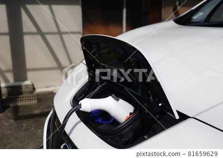 Connecting the charging cable for an electric vehicle 81659629