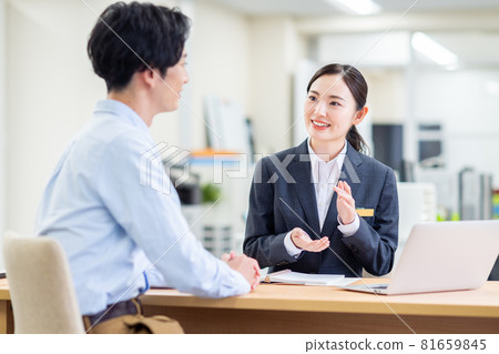 Business woman who consults with young men 81659845