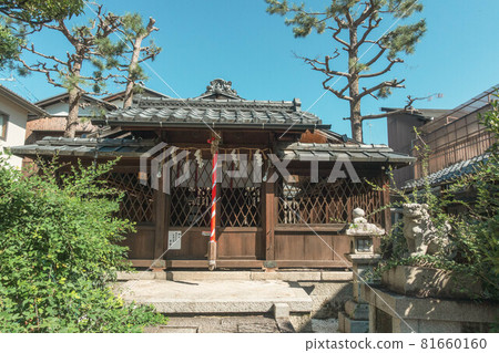 這是京都西井神社的參拜殿。 81660160