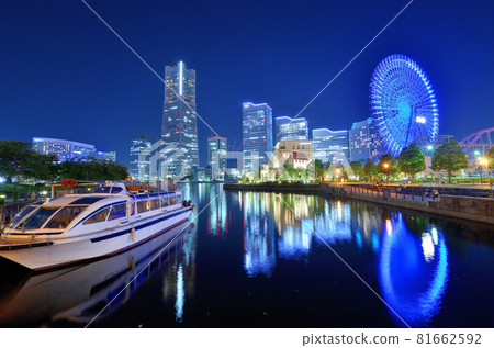 停泊在神奈川縣橫濱市港未來的船隻和夜景 停泊在神奈川縣橫濱市港未來的船隻和夜景 81662592