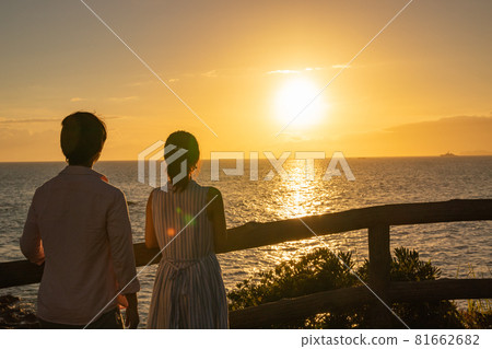 夏日黃昏看日落的情侶 81662682