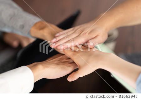 Business image meeting at hand 81662943