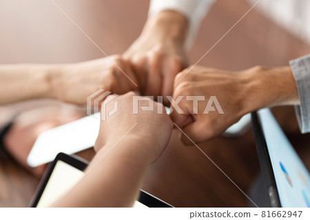 Business image meeting at hand 81662947