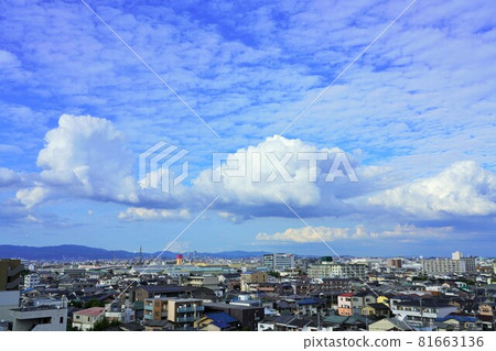 大城市附近的秋雲 大城市附近的秋雲 81663136