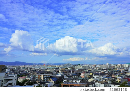 大城市附近的秋雲 81663138