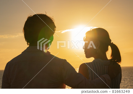 A couple talking about love at the beach at dusk 81663249