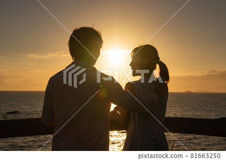 A couple talking about love at the beach at dusk 81663250