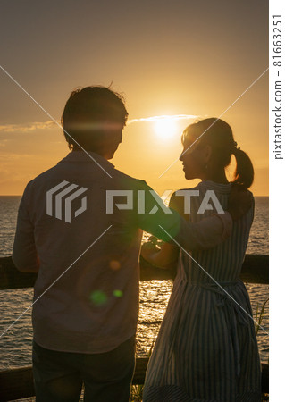 黃昏時分在沙灘上談戀愛的情侶 黃昏時分在沙灘上談戀愛的情侶 81663251