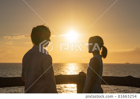 黃昏時分在沙灘上談戀愛的情侶 81663254