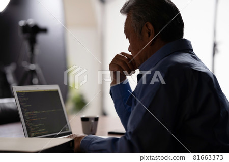 穿工作服的男人,老人擔心 穿工作服的男人,老人擔心 81663373