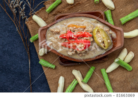 Soya Bean dipping sauce with pork in coconut milk dip (Tow Jieow Lon or Lon Taochiao). 81663869