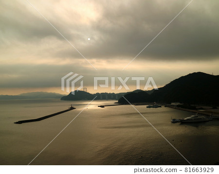 大毛島龜浦港黎明時的港口風景 大毛島龜浦港黎明時的港口風景 81663929