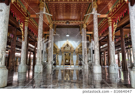 Wat Paknam Bhasicharoen Stupa is a royal temple located in Phasi Charoen district in Bangkok Wat Paknam Bhasicharoen Stupa is a royal temple located in Phasi Charoen district in Bangkok 81664047