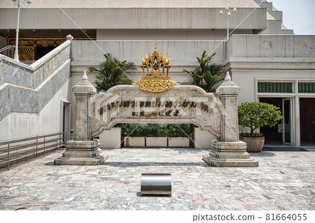 Wat Paknam Bhasicharoen Stupa is a royal temple located in Phasi Charoen district in Bangkok Wat Paknam Bhasicharoen Stupa is a royal temple located in Phasi Charoen district in Bangkok 81664055