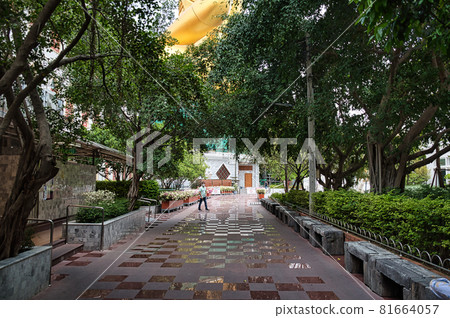 Gardens of the Wat Paknam Bhasicharoen Stupa is a royal temple located in Phasi Charoen district in Bangkok Gardens of the Wat Paknam Bhasicharoen Stupa is a royal temple located in Phasi Charoen district in Bangkok 81664057