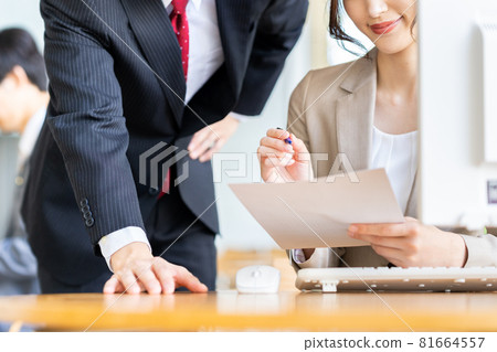 A businessman who adjusts in the office 81664557