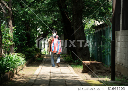 一個背著家庭用品的男人，背影 81665203