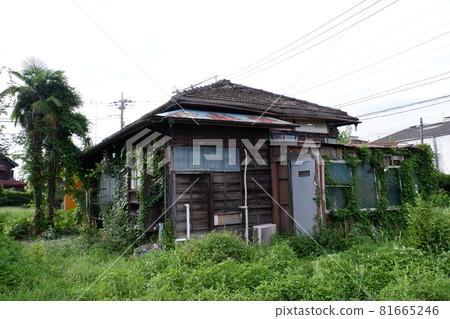 An old wooden house An old wooden house 81665246