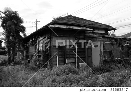 Dilapidated wooden house Dilapidated wooden house 81665247