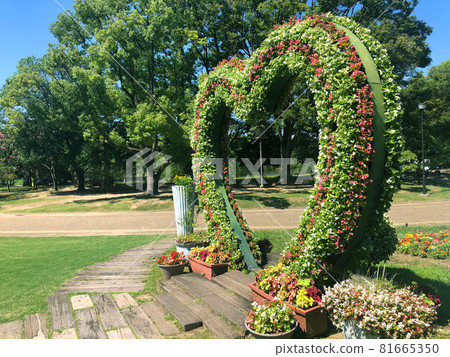 A sacred place for couples, with a heart-shaped flower bed and a hanging bell A sacred place for couples, with a heart-shaped flower bed and a hanging bell 81665350