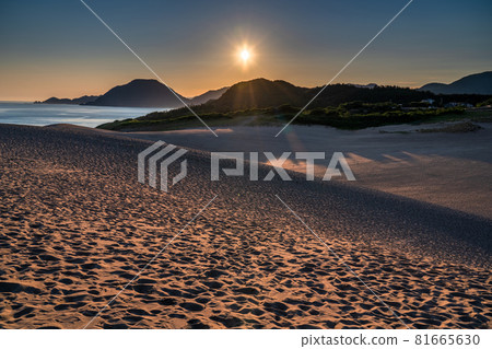 << Tottori Prefecture >> Dawn of Tottori Sand Dunes 81665630