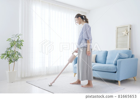 Women cleaning 81665653