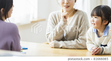 Smile parent and child 81666065