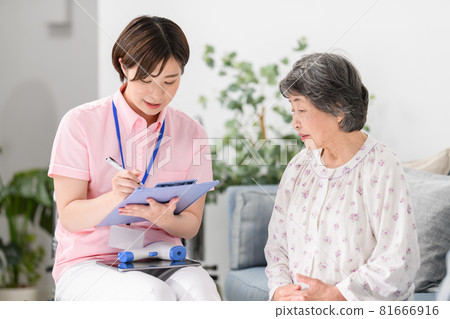 Home-visit medical care senior female caregiver counseling Home-visit medical care senior female caregiver counseling 81666916
