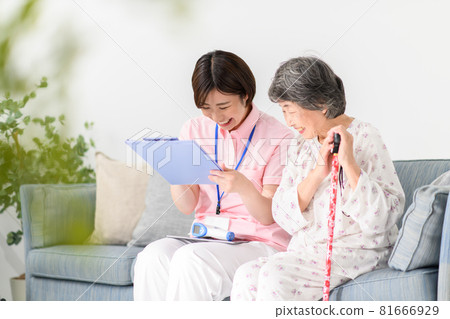 Home-visit medical care senior female caregiver counseling 81666929