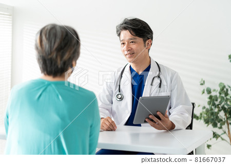 Medical image doctor patient face-to-face 81667037