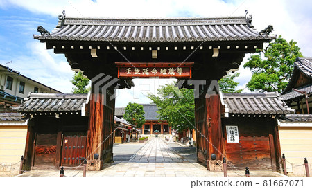 從壬生寺正門看到的正殿 81667071