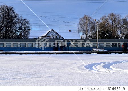 The train approached the platform and opened the doors. The train approached the platform and opened the doors. 81667349